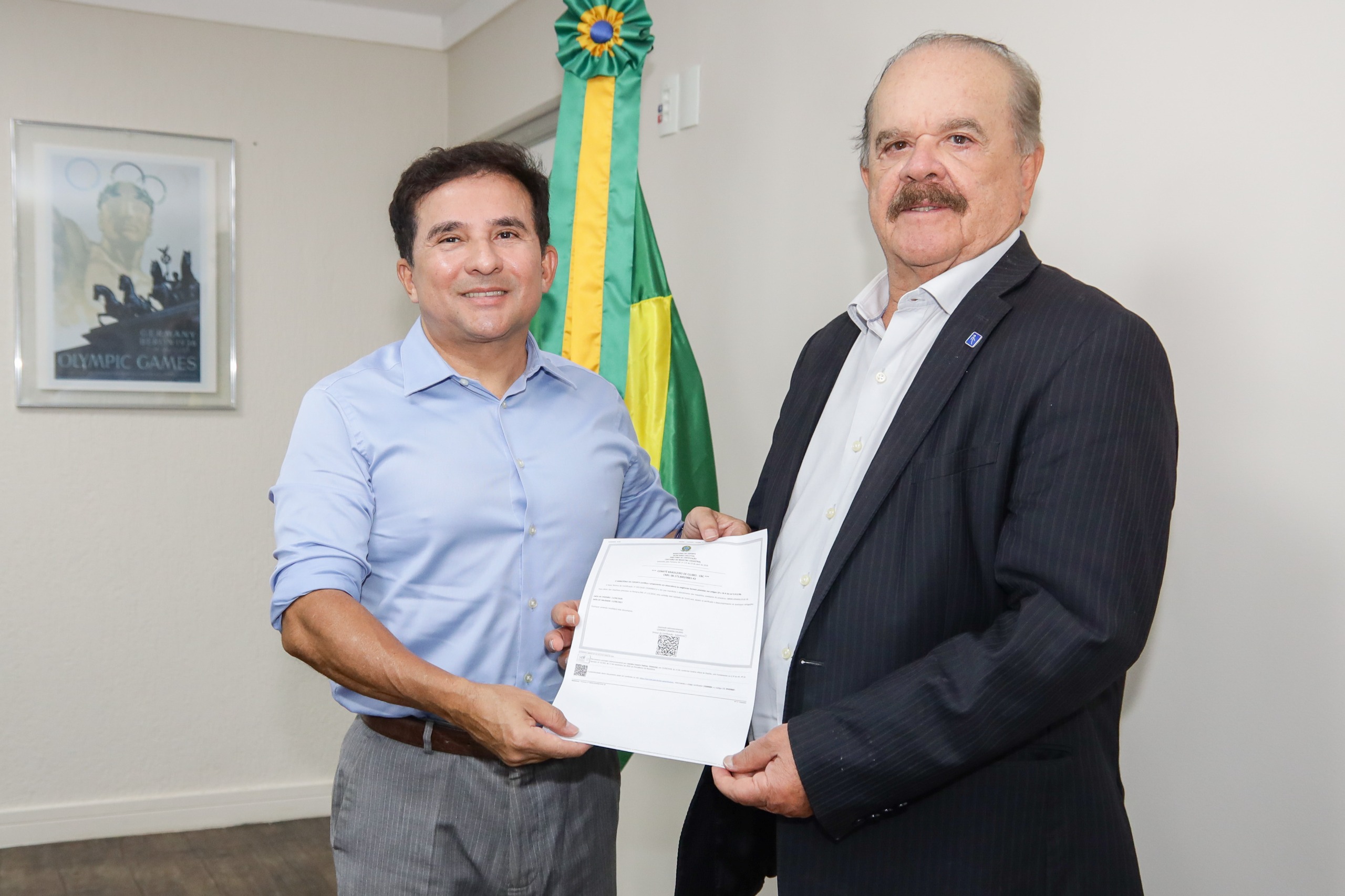 Ministro do Esporte entrega certidão ao presidente do Comitê Brasileiro de Clubes (CBC).