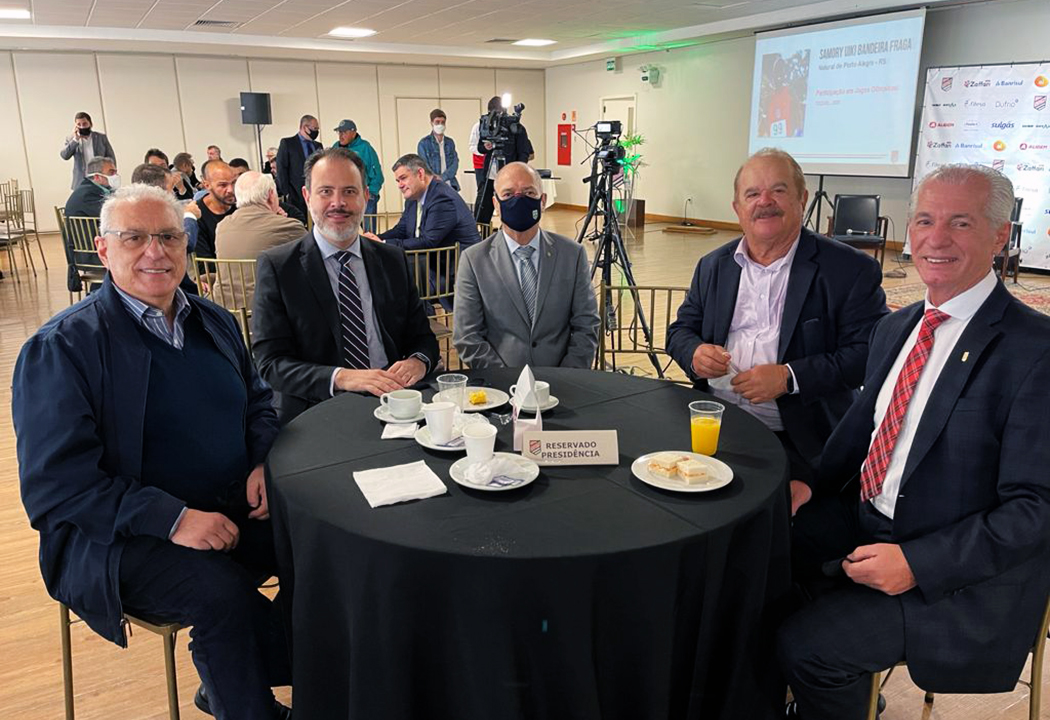 Dr. Fernando Cruz, Vice-presidente do CBC; Ricardo Gomes, Vice-prefeito de Porto Alegre; Paulo Wanderley, Presidente do Comitê Olímpico do Brasil (COB); Paulo Maciel, Presidente do Comitê Brasileiro de Clubes (CBC) e Carlos Roberto Wüppel, Presidente da SOGIPA-RS