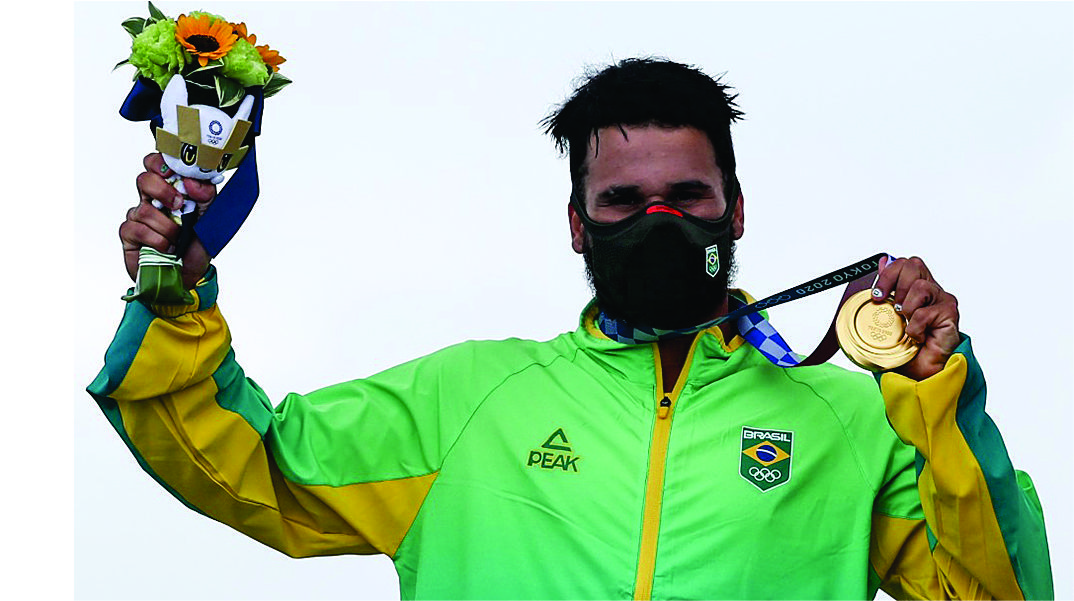 Ítalo Ferreira ganha ouro no Surfe
