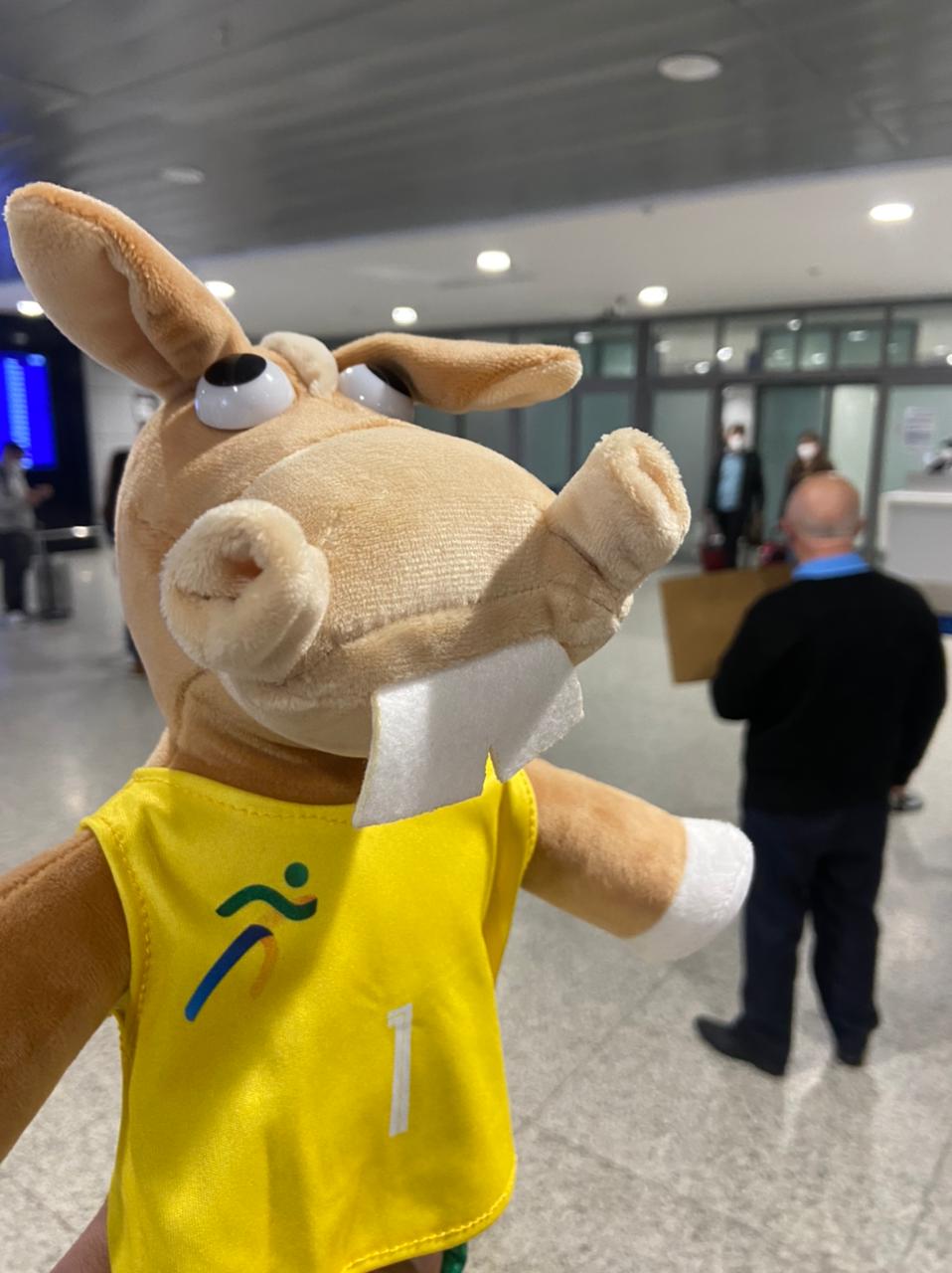 Atleta da SOGIPA-RS, Samory Uiki voltou dos Jogos Olímpicos de Tóquio 2020 e ganhou uma recepção especial do Mascote do CBC
