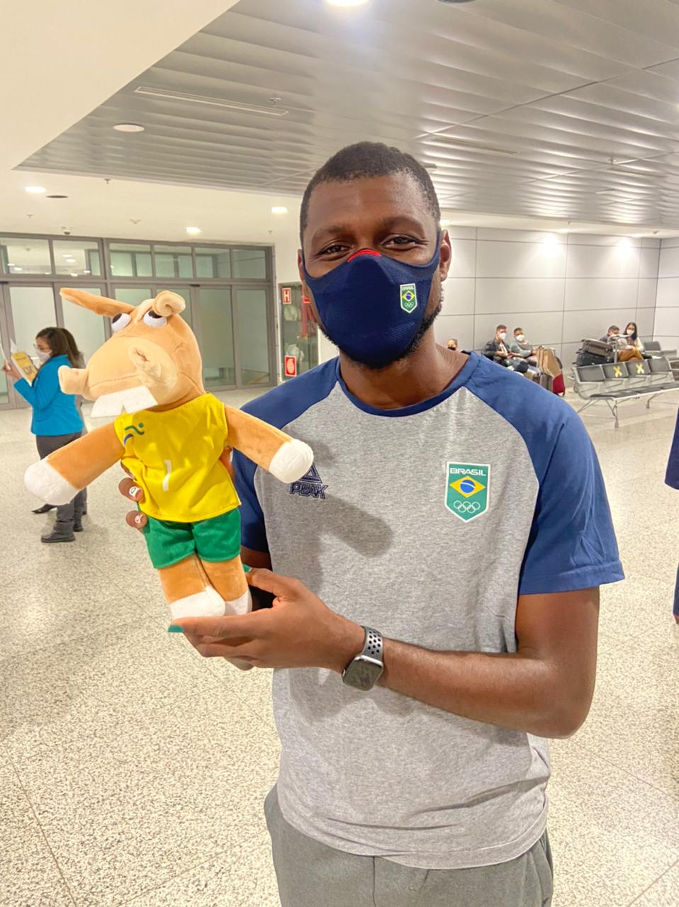 Atleta da SOGIPA-RS, Samory Uiki voltou dos Jogos Olímpicos de Tóquio 2020 e ganhou uma recepção especial do Mascote do CBC