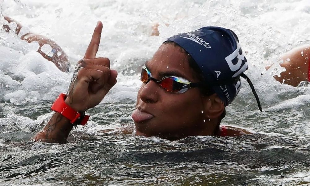 Ana Marcela Cunha do UNISANTA vence mundial de Maratonas Aquáticas