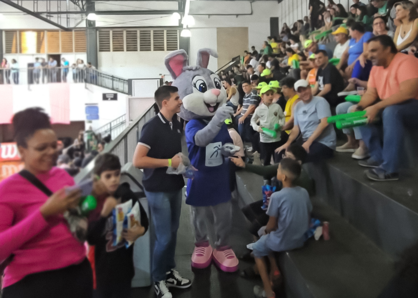 Mascote na arquibancada com a galera