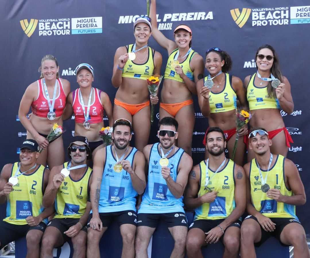 Atletas campeões do mundial de Vôlei de Praia