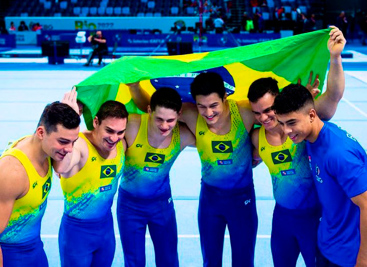 No Masculino, o Brasil também deu muito trabalho aos Estados Unidos e quase consegue ficar com o lugar mais alto do pódio.  A equipe também cheia de atletas de Clubes estava formada por Arthur Nory e Leonardo de Souza do Esporte Clube Pinheiros-SP, Caio Souza e Lucas Bittencourt do Minas Tênis Clube-MG, Arthur Zanetti do SERC Ginástica de São Caetano do Sul-SU e Diogo Soares da Academia Pira Olímpica-SP.  A disputa no Masculino também foi nota a nota e no final o Brasil fechou a competição com um total de 244.234 pontos ficando com a medalha de prata. Com 245.698 pontos, os Estados Unidos ficaram com a medalha de ouro.  A medalha de prata também garantiu a Seleção Brasileira Masculina de Ginástica no Campeonato Mundial em outubro.   Destaques Individuais  Além dos excelentes resultados por equipes, nos aparelhos, os brasileiros também foram muito bem. No feminino, o destaque ficou por conta de Flávia Saraiva, atleta do Clube de Regatas do Flamengo-RJ que ficou com o primeiro lugar no Individual Geral.  Caio Souza do Minas Tênis Clube-MG ganhou ouro no Salto e prata nas Argolas e Barra Fixa e estes resultados também garantiram ao atleta o primeiro lugar na competição Individual Geral.   Esses resultados são fruto de um trabalho árduo de longo prazo coordenado pela Confederação Brasileira de Ginástica - CBG, e comprova a força dos Clubes na evolução da ginástica brasileira.
